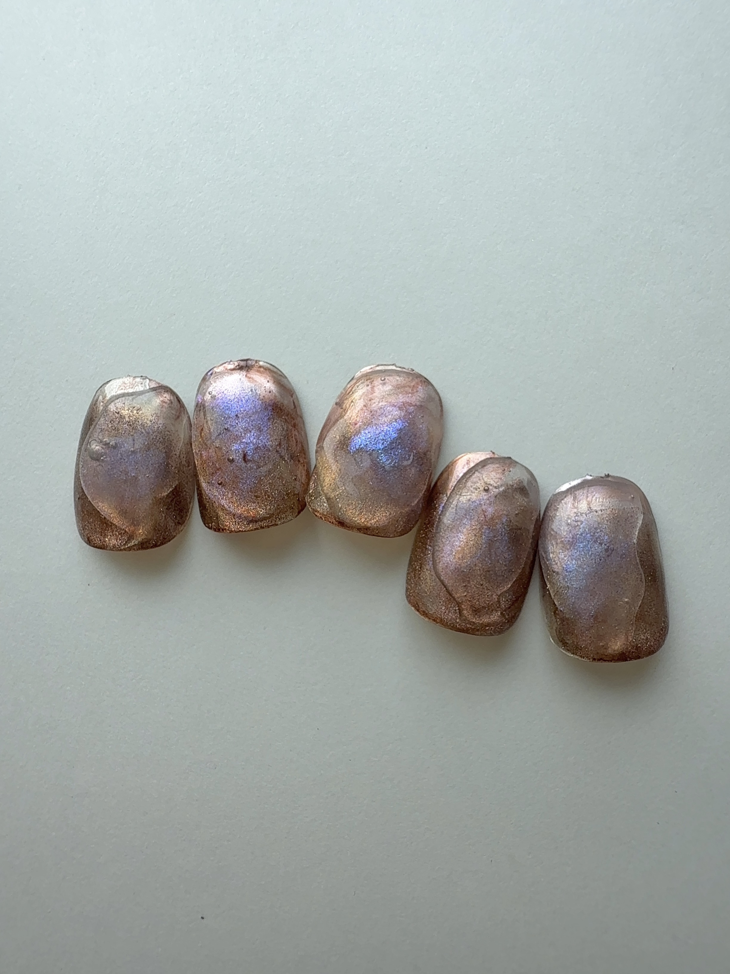 ミスティカッパー — 静かな輝きをまとうニュアンスネイル