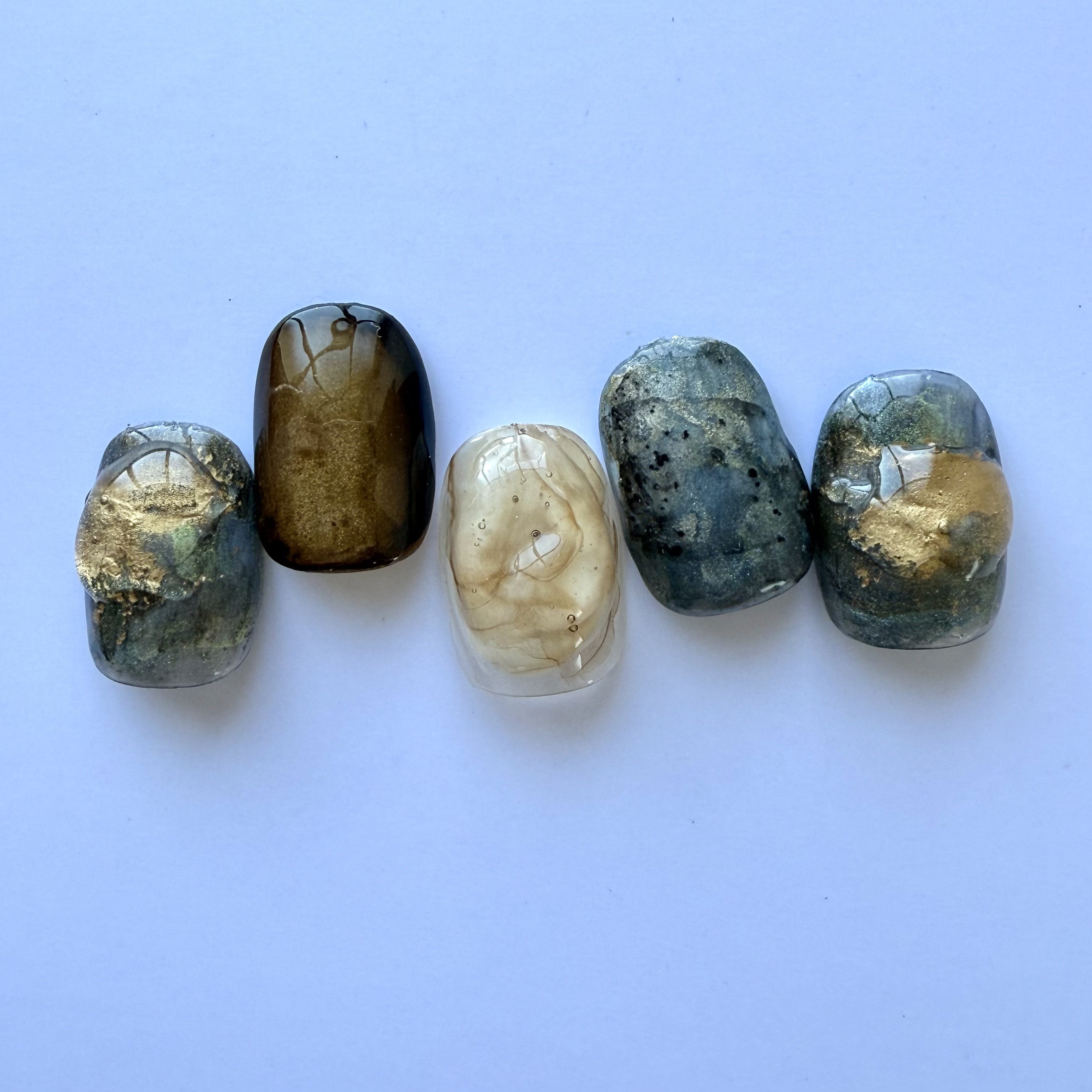 鉱物ニュアンス × ゴールドアクセントネイル