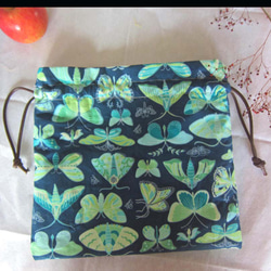 米国生地　蝶々とさなぎにの大人お洒落な巾着ポーチ　コスメ入れ　サニタリー入れ 6枚目の画像