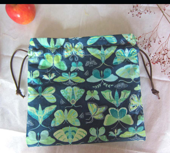 米国生地　蝶々とさなぎにの大人お洒落な巾着ポーチ　コスメ入れ　サニタリー入れ 6枚目の画像