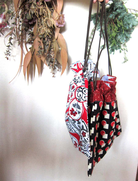 米国生地　蝶々とさなぎにの大人お洒落な巾着ポーチ　コスメ入れ　サニタリー入れ 8枚目の画像