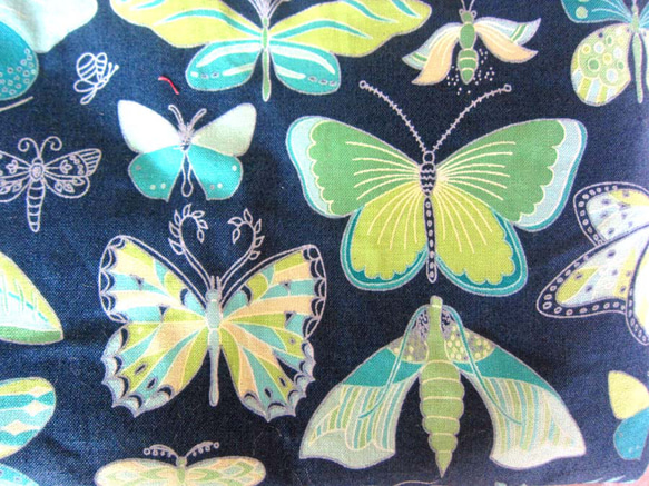 米国生地　蝶々とさなぎにの大人お洒落な巾着ポーチ　コスメ入れ　サニタリー入れ 4枚目の画像