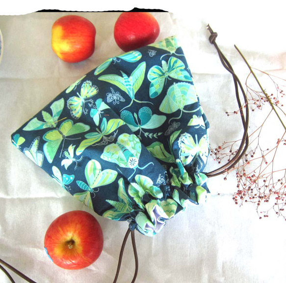 米国生地　蝶々とさなぎにの大人お洒落な巾着ポーチ　コスメ入れ　サニタリー入れ 1枚目の画像