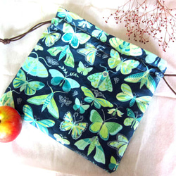 米国生地　蝶々とさなぎにの大人お洒落な巾着ポーチ　コスメ入れ　サニタリー入れ 2枚目の画像