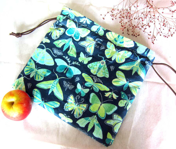 米国生地　蝶々とさなぎにの大人お洒落な巾着ポーチ　コスメ入れ　サニタリー入れ 2枚目の画像