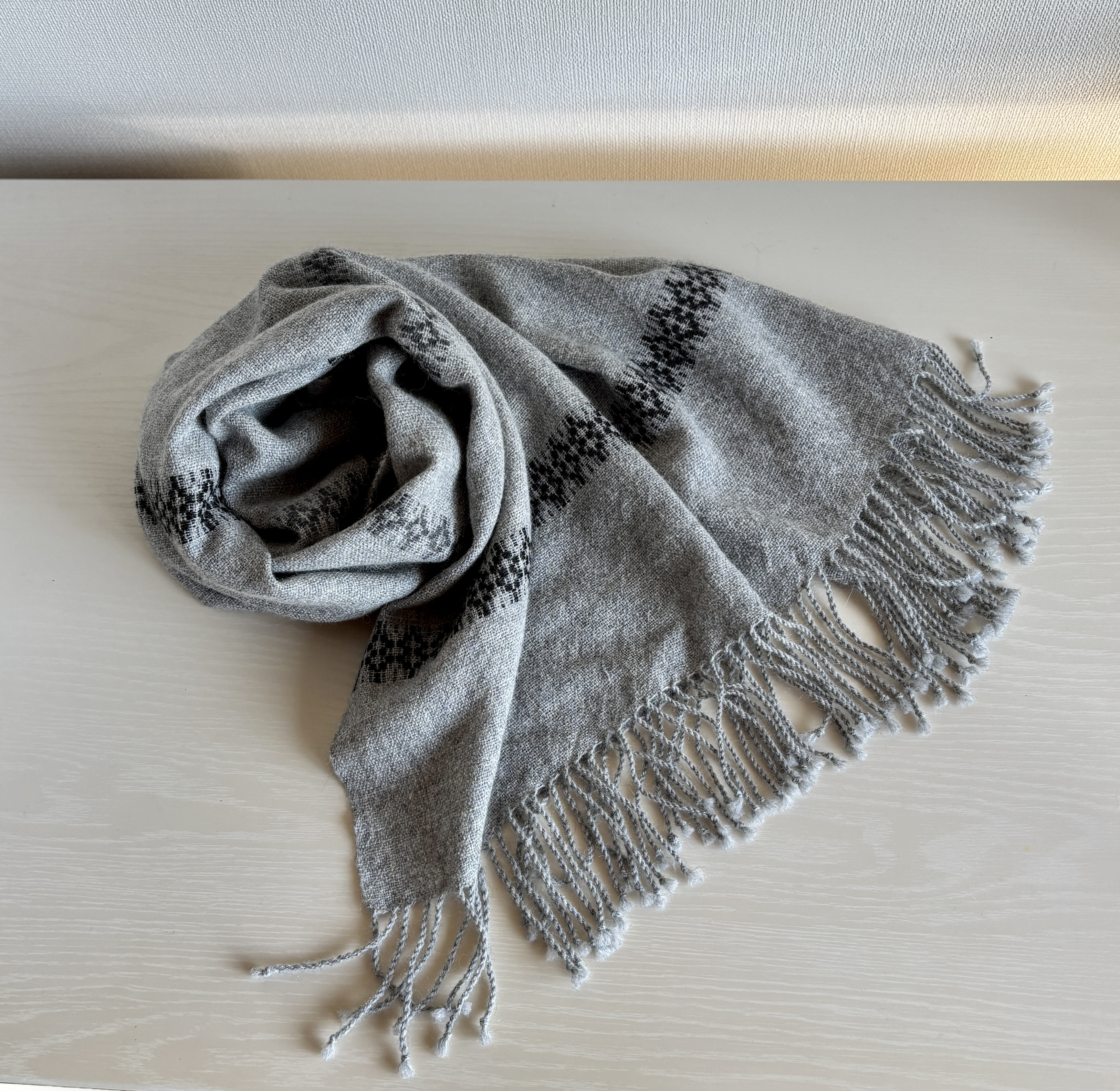 手織り「ベビーアルパカ」の大判マフラー＜グレー＞