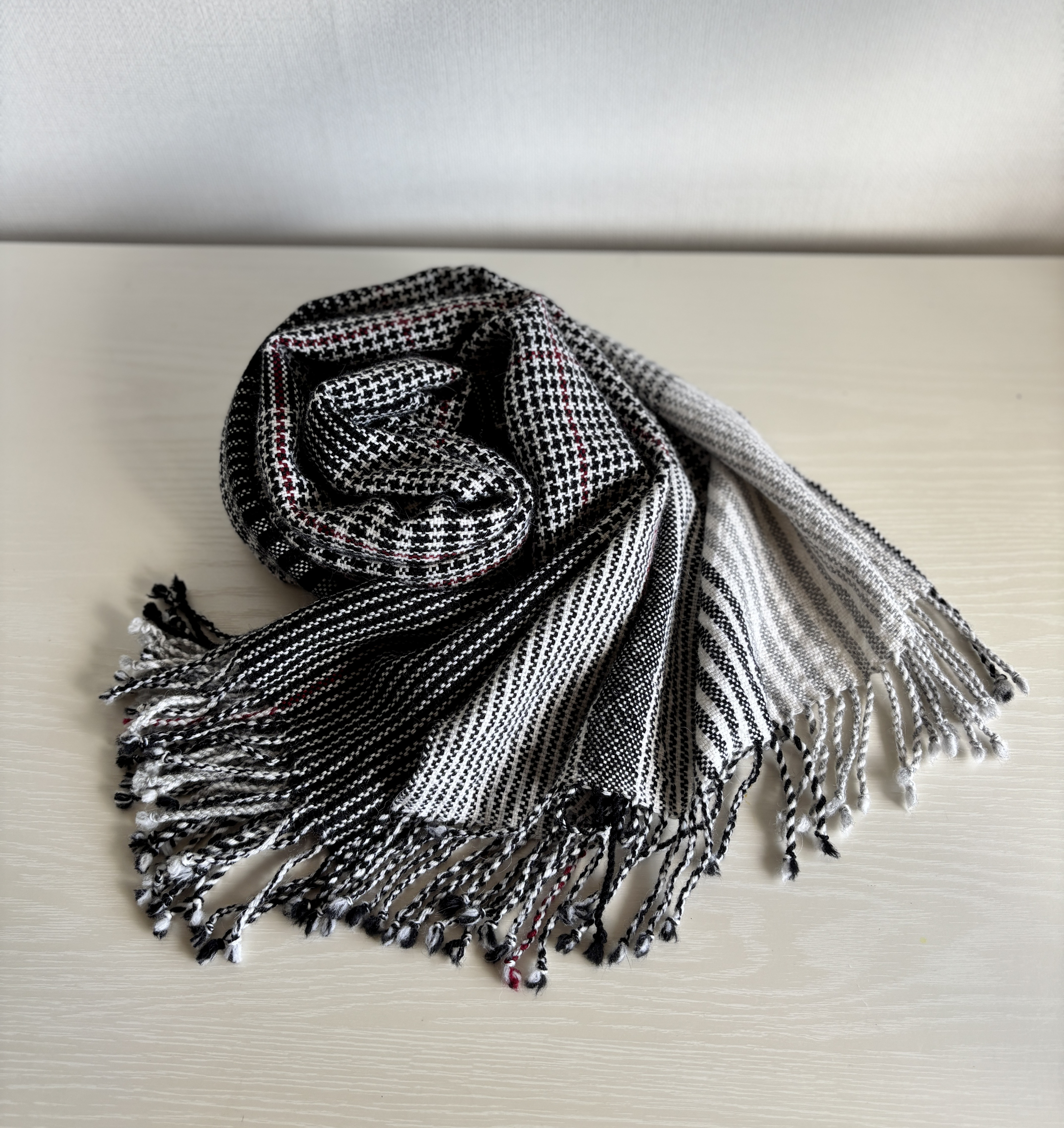 [手織り]モノトーンのチェックのマフラー（細かい千鳥格子）/スーパーファインウール使用