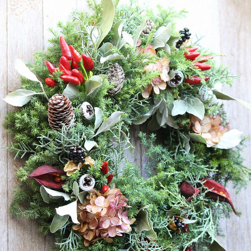 2025年新作 クリスマスリース、フレッシュグリーンと木の実、自然素材