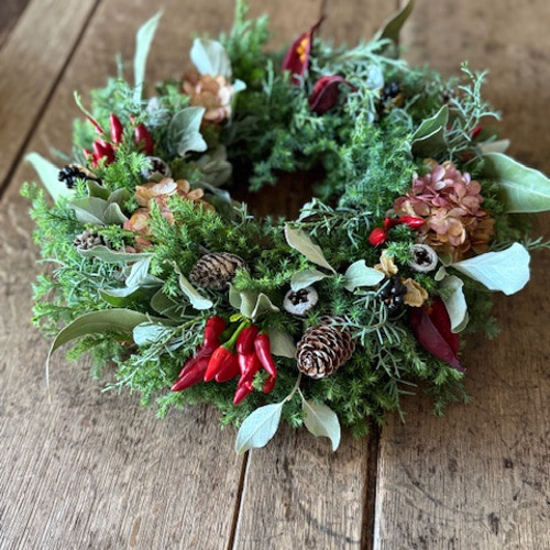2025年新作 クリスマスリース、フレッシュグリーンと木の実、自然素材