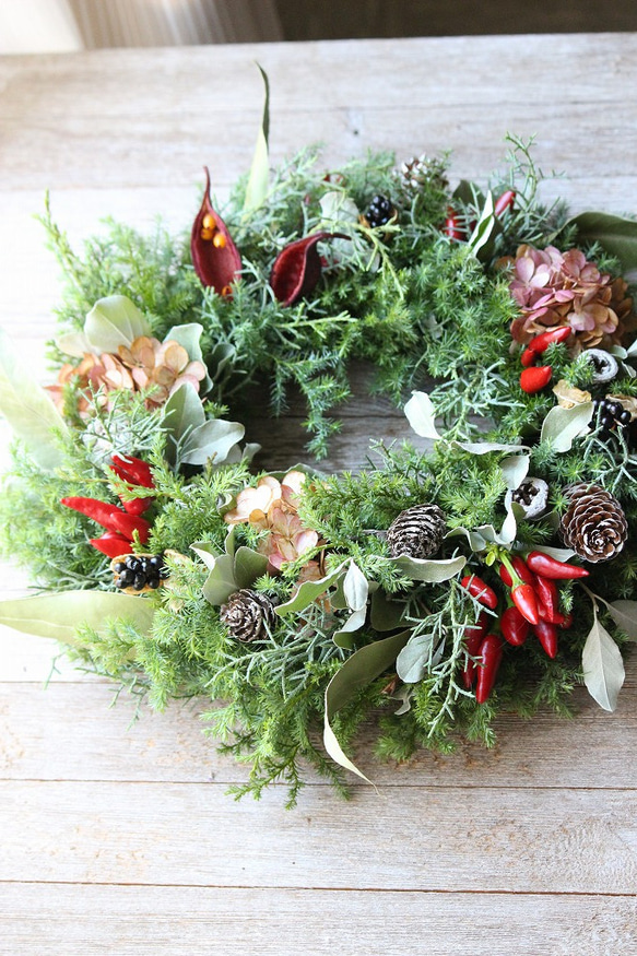 2025年新作 クリスマスリース、フレッシュグリーンと木の実、自然素材