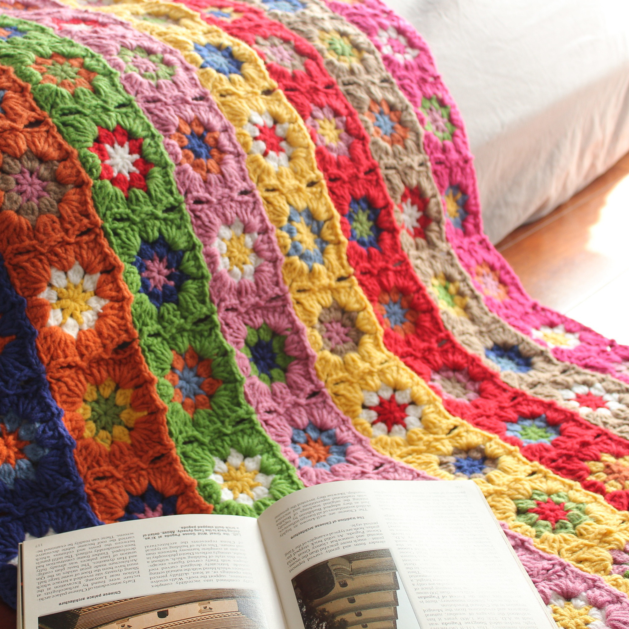 【ハンドメイド かぎ針編みブランケット】レインボー 丸デイジー柄 ひざ掛け 毛布 ソファカバー ベッドスロー 大判サイズ