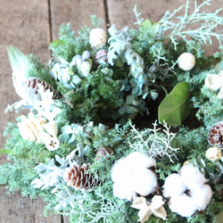 2025年新作 クリスマスリース、フレッシュグリーンと木の実、自然素材のナチュラルなリースです。 4枚目の画像