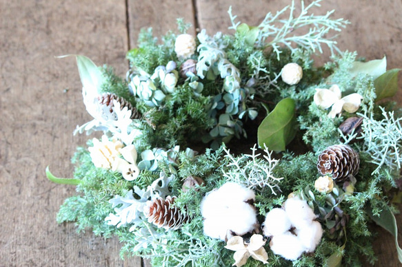 2025年新作 クリスマスリース、フレッシュグリーンと木の実、自然素材のナチュラルなリースです。 4枚目の画像