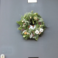 2025年新作 クリスマスリース、フレッシュグリーンと木の実、自然素材のナチュラルなリースです。 5枚目の画像