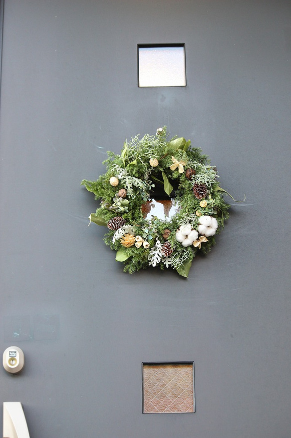2025年新作 クリスマスリース、フレッシュグリーンと木の実、自然素材のナチュラルなリースです。 5枚目の画像