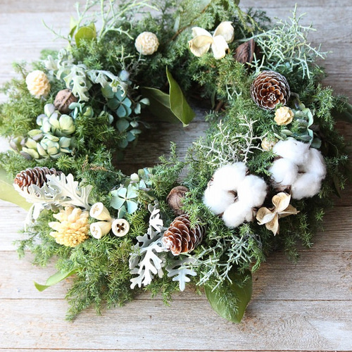 2025年新作 クリスマスリース、フレッシュグリーンと木の実、自然素材