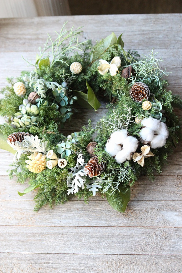 2025年新作 クリスマスリース、フレッシュグリーンと木の実、自然素材のナチュラルなリースです。 1枚目の画像