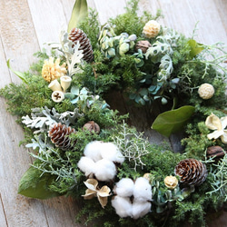 2025年新作 クリスマスリース、フレッシュグリーンと木の実、自然素材のナチュラルなリースです。 2枚目の画像