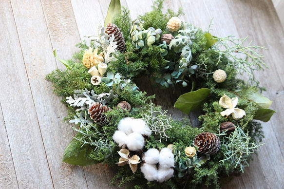 2025年新作 クリスマスリース、フレッシュグリーンと木の実、自然素材のナチュラルなリースです。 2枚目の画像