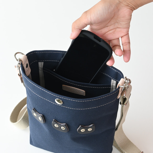 キョロっと3匹のちび猫ショルダー/国産帆布×イタリア産牛革×ヌメ革 #ネイビー 10枚目の画像