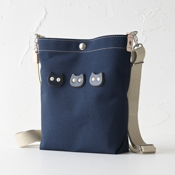 キョロっと3匹のちび猫ショルダー/国産帆布×イタリア産牛革×ヌメ革 #ネイビー 1枚目の画像
