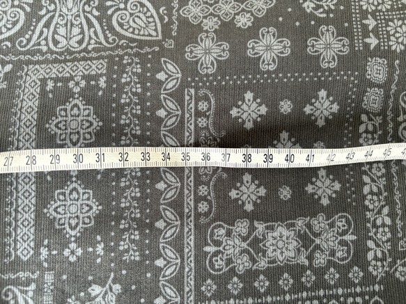 2025年新作！『コーデュロイ 　バンダナ風　パッチワーク柄　巾約108cm　ブルー』～50㎝単位でカット～ 4枚目の画像