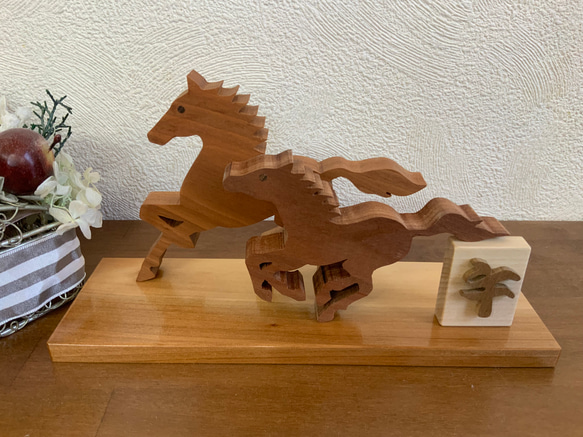 2026年干支飾り 午 お正月飾り お馬の親子（ブラウン） 木製置物