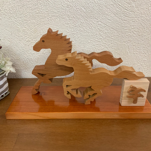 木製馬の置物 幾何学模様付き 2026年干支飾り 午 お正月飾り お馬の親子（ブラウン） 木製置物