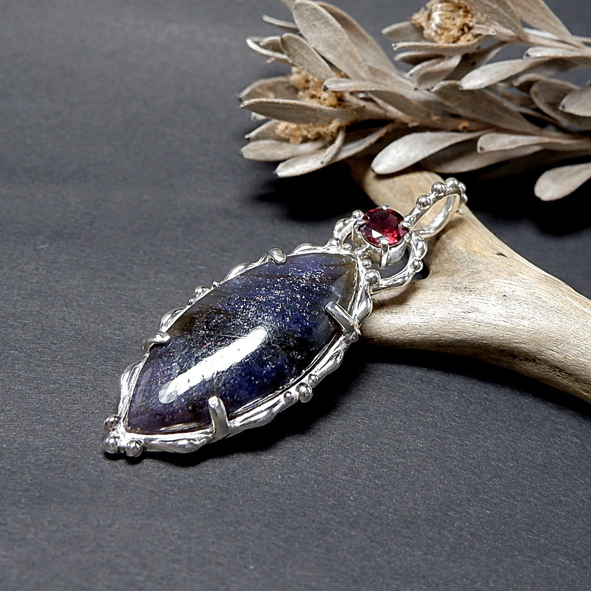 ～煌めく夜空～　アイオライトサンストーンとロードライトガーネットのデザインペンダント　天然石アクセサリー　一点物