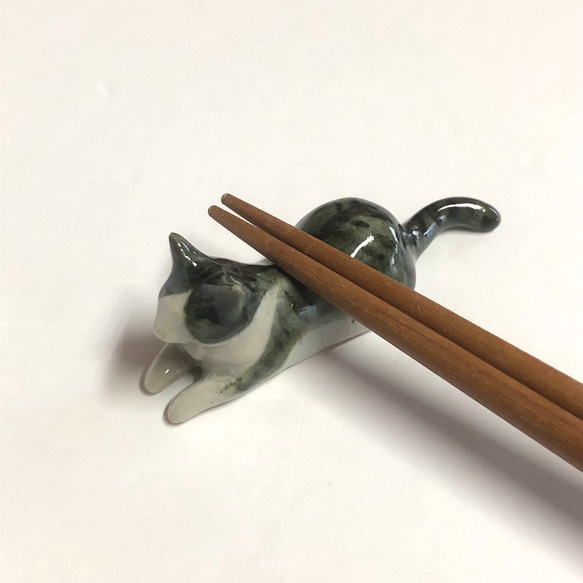 猫の箸置き三態（キジ白）　はしおき　キジ白　陶器　 2枚目の画像