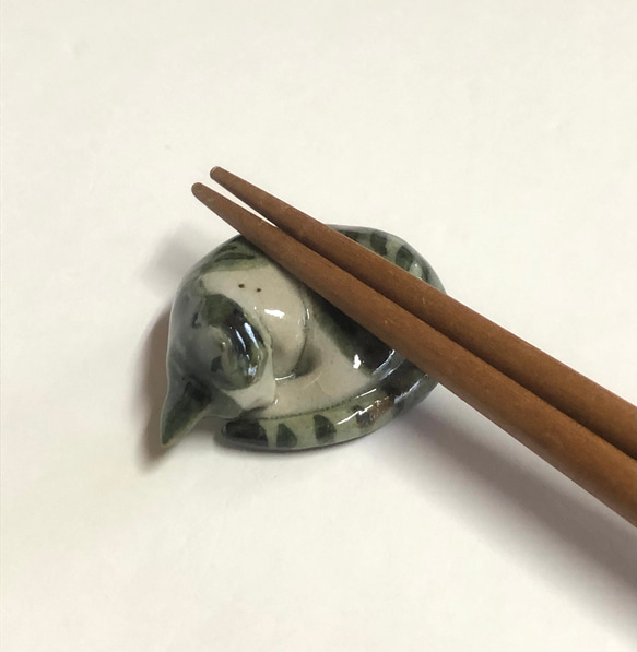 猫の箸置き三態（キジ白）　はしおき　キジ白　陶器　 4枚目の画像