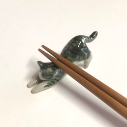 猫の箸置き三態（キジ白）　はしおき　キジ白　陶器　 3枚目の画像