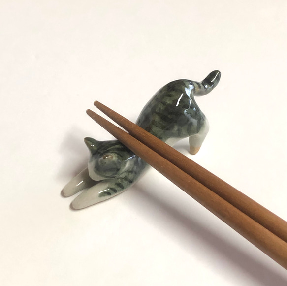 猫の箸置き三態（キジ白）　はしおき　キジ白　陶器　 3枚目の画像