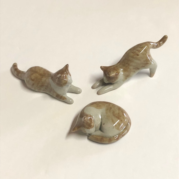 猫の箸置き三態（茶白）　はしおき　茶白猫　陶器　 1枚目の画像