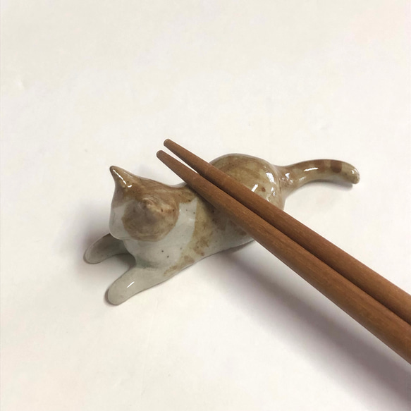 猫の箸置き三態（茶白）　はしおき　茶白猫　陶器　 2枚目の画像