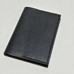 【在庫品・即納可能】イタリア製牛革のシンプルブックカバー（文庫サイズ・黒色） 1枚目の画像