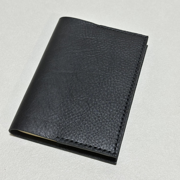 【在庫品・即納可能】イタリア製牛革のシンプルブックカバー（文庫サイズ・黒色） 1枚目の画像