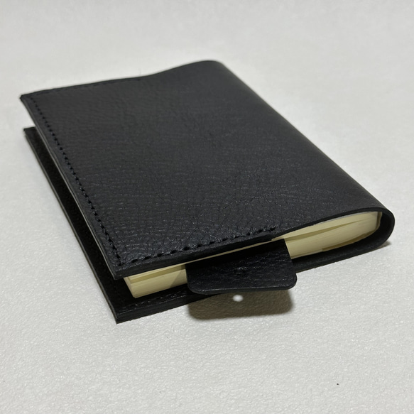 【在庫品・即納可能】イタリア製牛革のシンプルブックカバー（文庫サイズ・黒色） 2枚目の画像