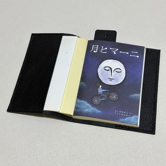【在庫品・即納可能】イタリア製牛革のシンプルブックカバー（文庫サイズ・黒色） 3枚目の画像