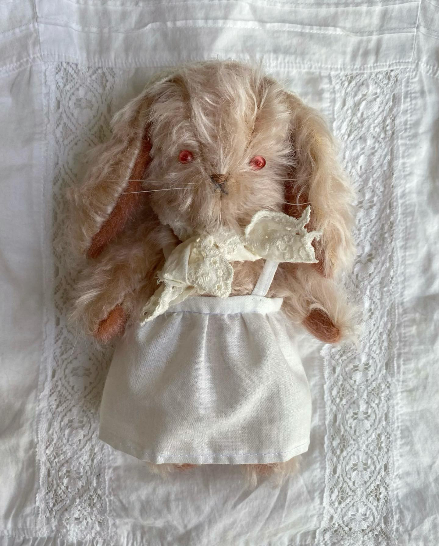 お花を詰みに行くうさちゃん