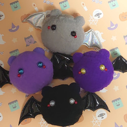 ポンポンアクセサリー♪フェイスブローチ★ハロウィンのお友達⒨(· ⩌ ·)コウモリ 1枚目の画像