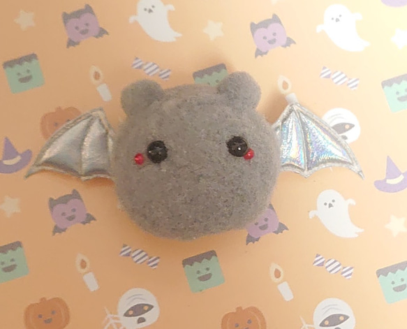 ポンポンアクセサリー♪フェイスブローチ★ハロウィンのお友達⒨(· ⩌ ·)コウモリ 3枚目の画像