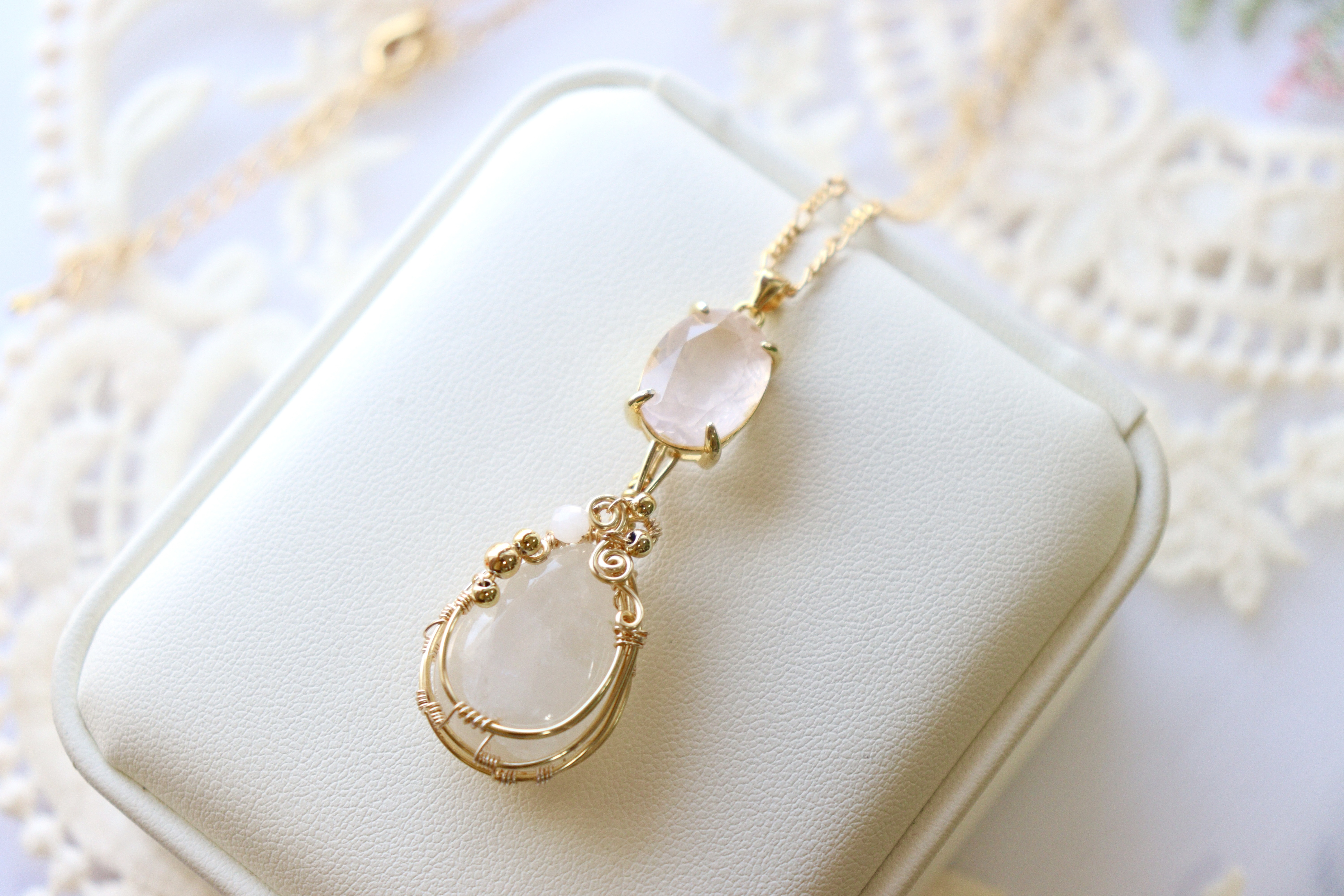 10月誕生石ローズクォーツとブルームーンストーンのワイヤージュエリーネックレス⟡天然石ペンダント