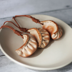 レザー餃子チャーム（焼き加減は職人まかせ）本革 キーホルダー シュール系 食品サンプル ぎょうざ ギョーザ G-382 2枚目の画像