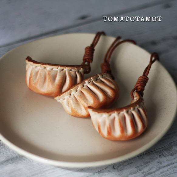 レザー餃子チャーム（焼き加減は職人まかせ）本革 キーホルダー シュール系 食品サンプル ぎょうざ ギョーザ G-382 1枚目の画像