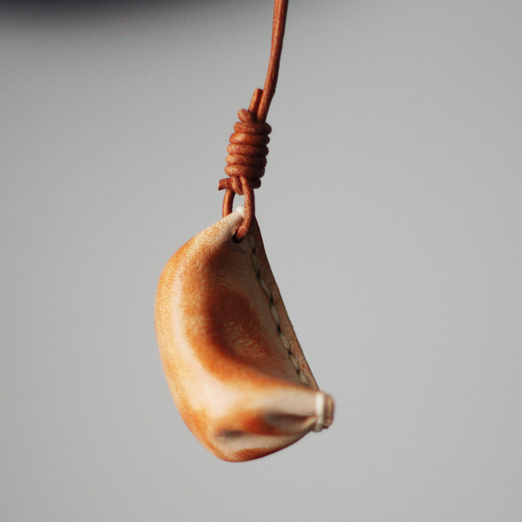 レザー餃子チャーム（焼き加減は職人まかせ）本革 キーホルダー シュール系 食品サンプル ぎょうざ ギョーザ G-382 3枚目の画像