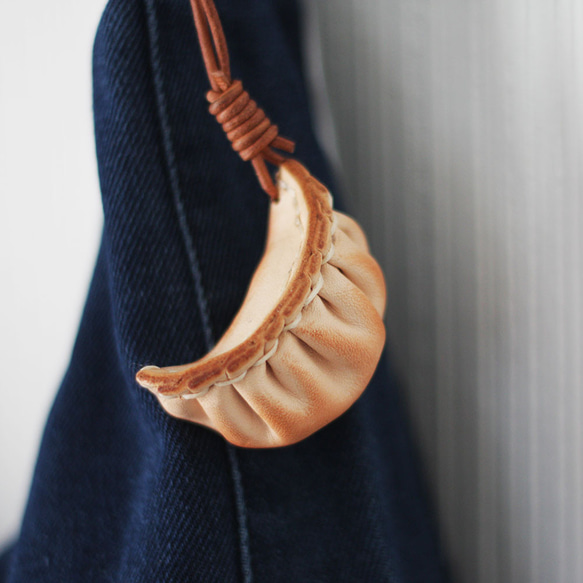 レザー餃子チャーム（焼き加減は職人まかせ）本革 キーホルダー シュール系 食品サンプル ぎょうざ ギョーザ G-382 5枚目の画像