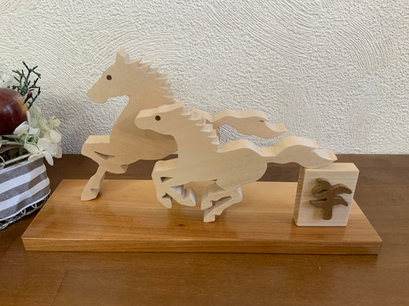 2026年干支飾り 午 お正月飾り お馬の親子（オフホワイト） 木製置物