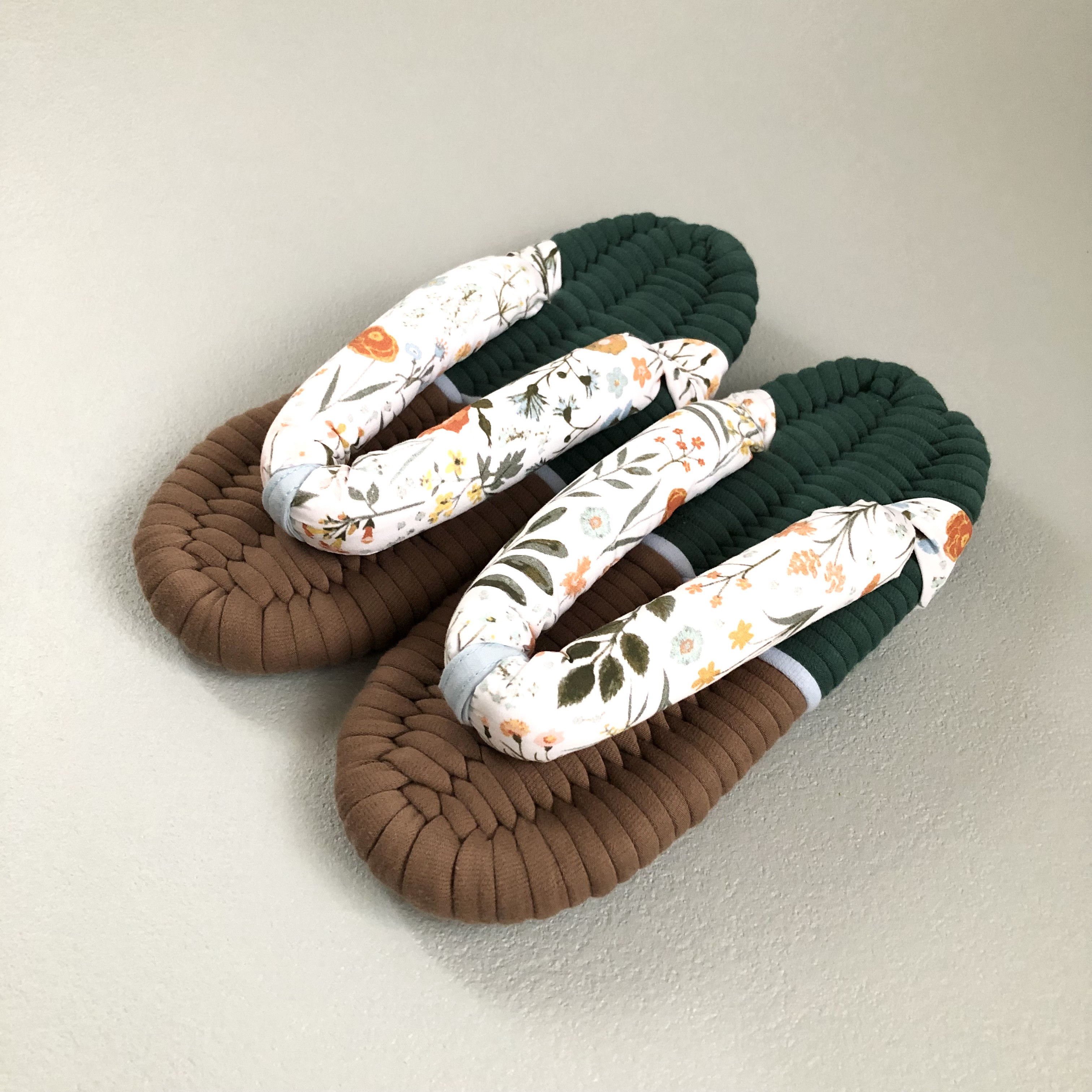 布ぞうり✳︎22〜24㎝ 茶色＆緑と花々柄(生成り)鼻緒　水色前坪　ルームシューズ