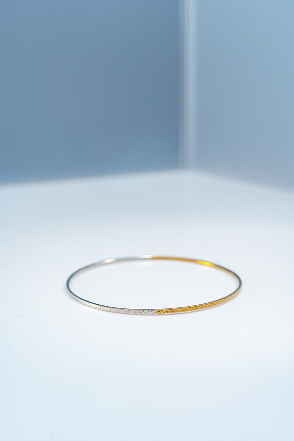 限定5本【金の地平線 】ハーフカラーアンティークゴールド✨細身チタンバングル｜軽やかに手首を美しく魅せる輪っかタイプ 1枚目の画像